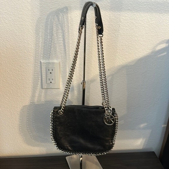Michael Kors Small Chelsea Messenger Bag Black Leather With Chain - Picture 2 of 9